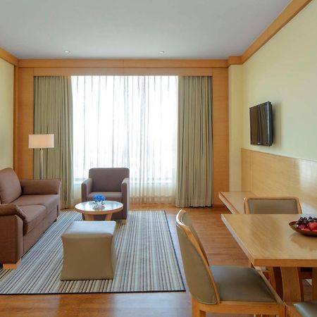 โรงแรมเรดิสันบลู นิวเดลี ทวาร์กา ภายนอก รูปภาพ A living room at the Park