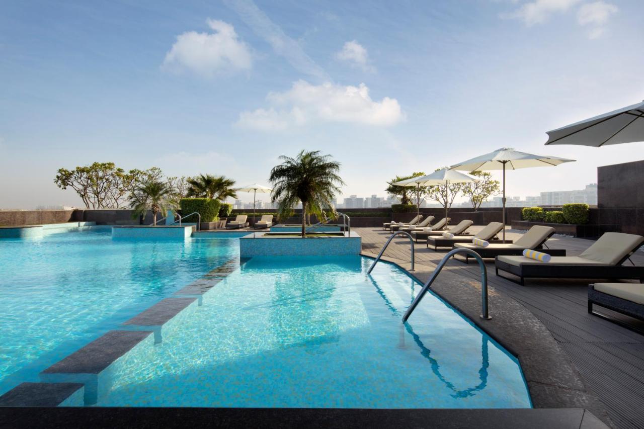 โรงแรมเรดิสันบลู นิวเดลี ทวาร์กา ภายนอก รูปภาพ The swimming pool at the hotel