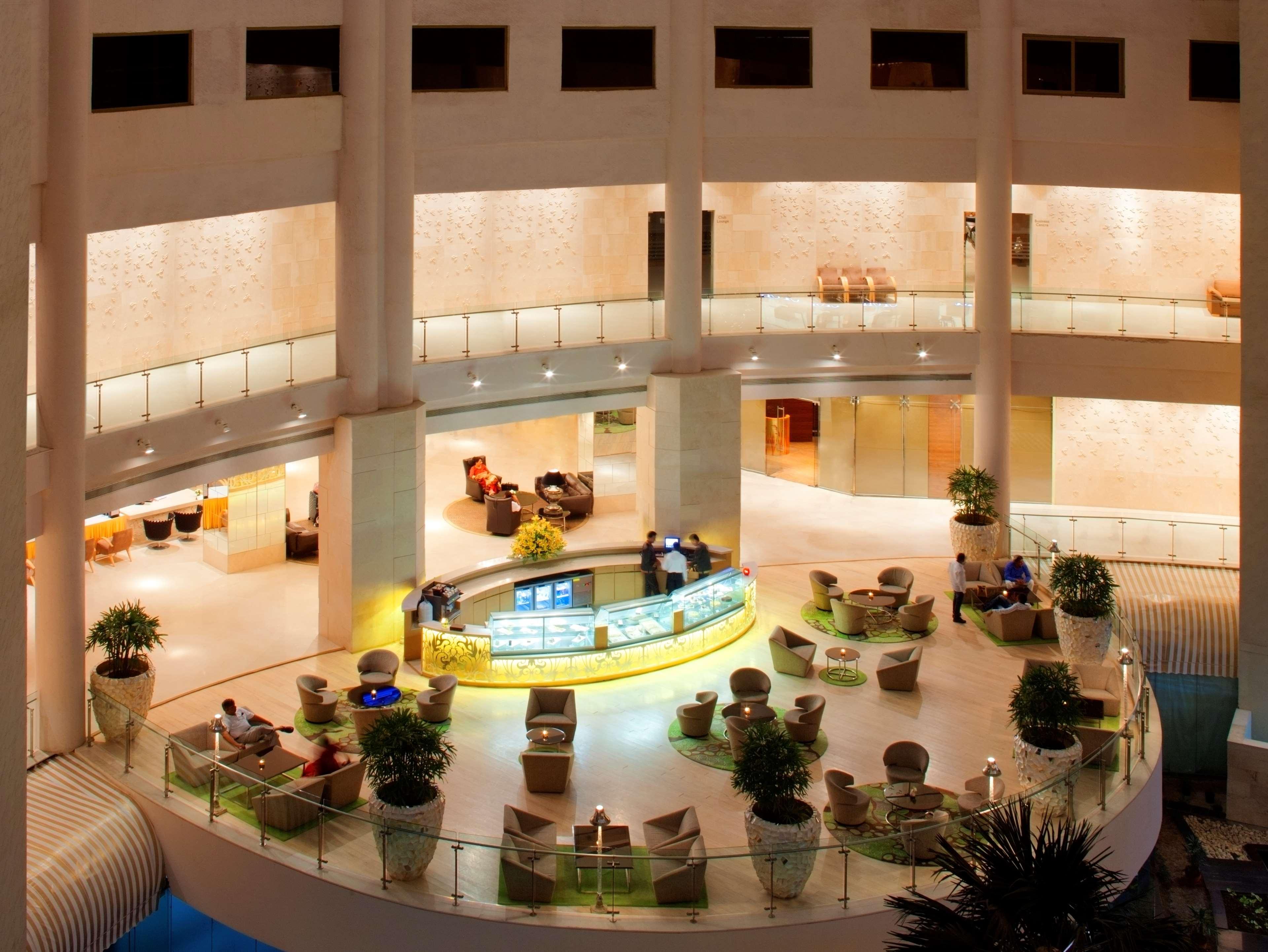 โรงแรมเรดิสันบลู นิวเดลี ทวาร์กา ภายนอก รูปภาพ The lobby of the hotel