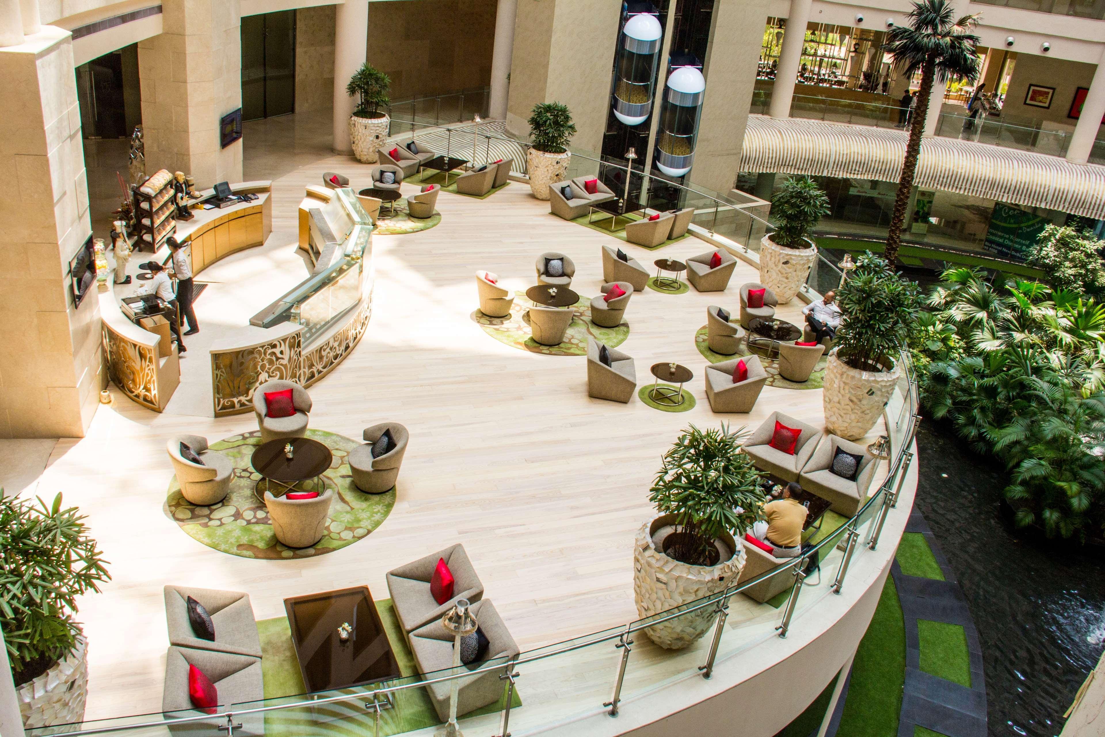 โรงแรมเรดิสันบลู นิวเดลี ทวาร์กา ภายนอก รูปภาพ The lobby of the hotel