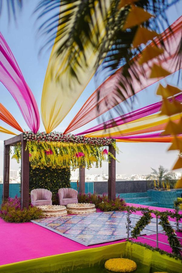 โรงแรมเรดิสันบลู นิวเดลี ทวาร์กา ภายนอก รูปภาพ A mandap decorated with colourful fabrics