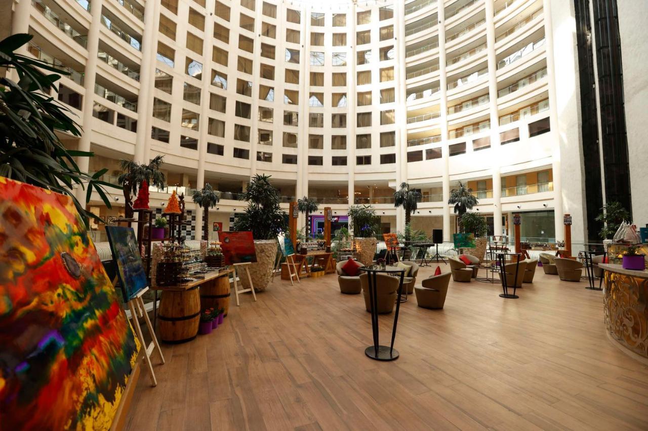 โรงแรมเรดิสันบลู นิวเดลี ทวาร์กา ภายนอก รูปภาพ The lobby of the hotel