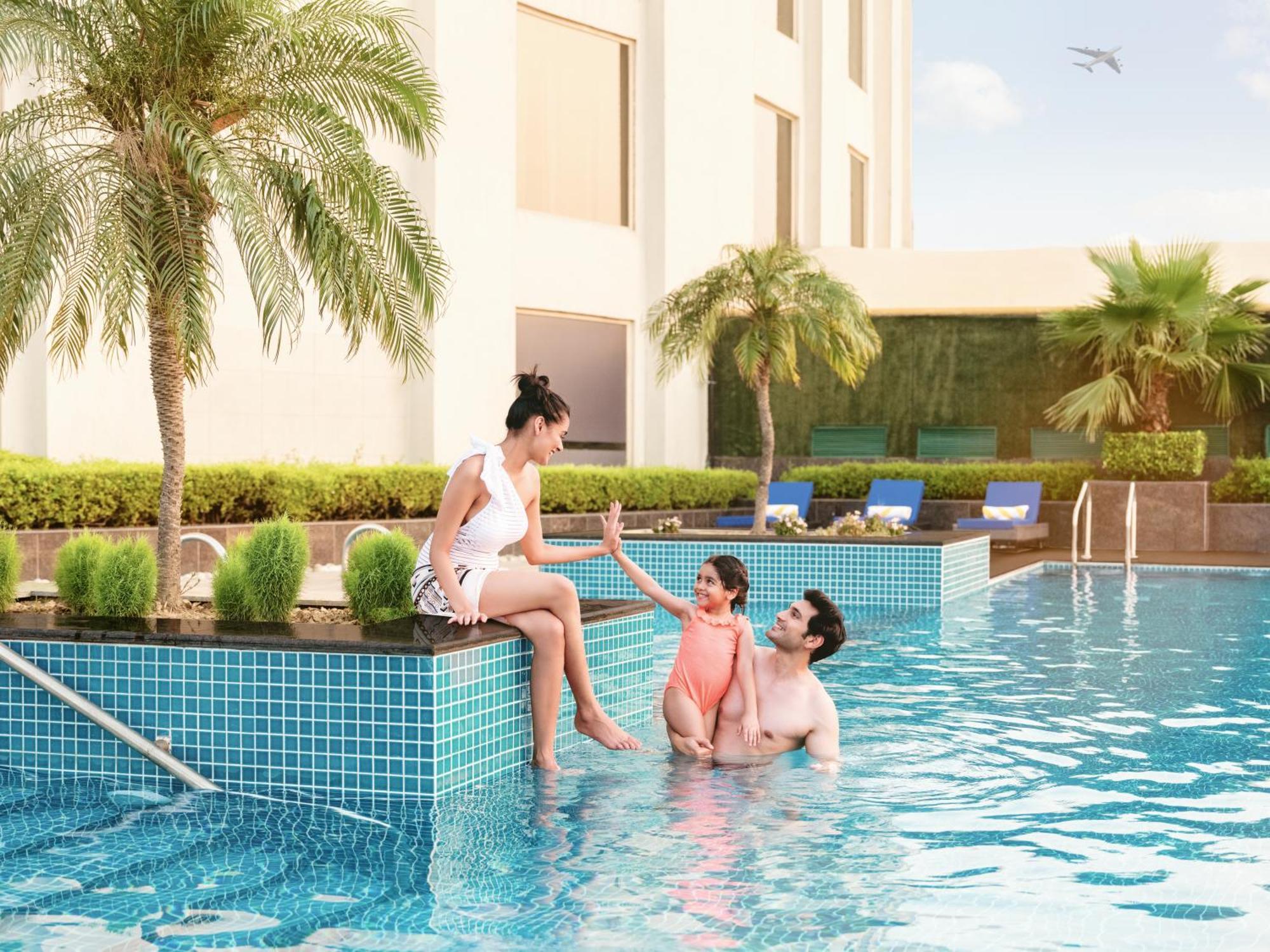 โรงแรมเรดิสันบลู นิวเดลี ทวาร์กา ภายนอก รูปภาพ Swimming pool at the hotel