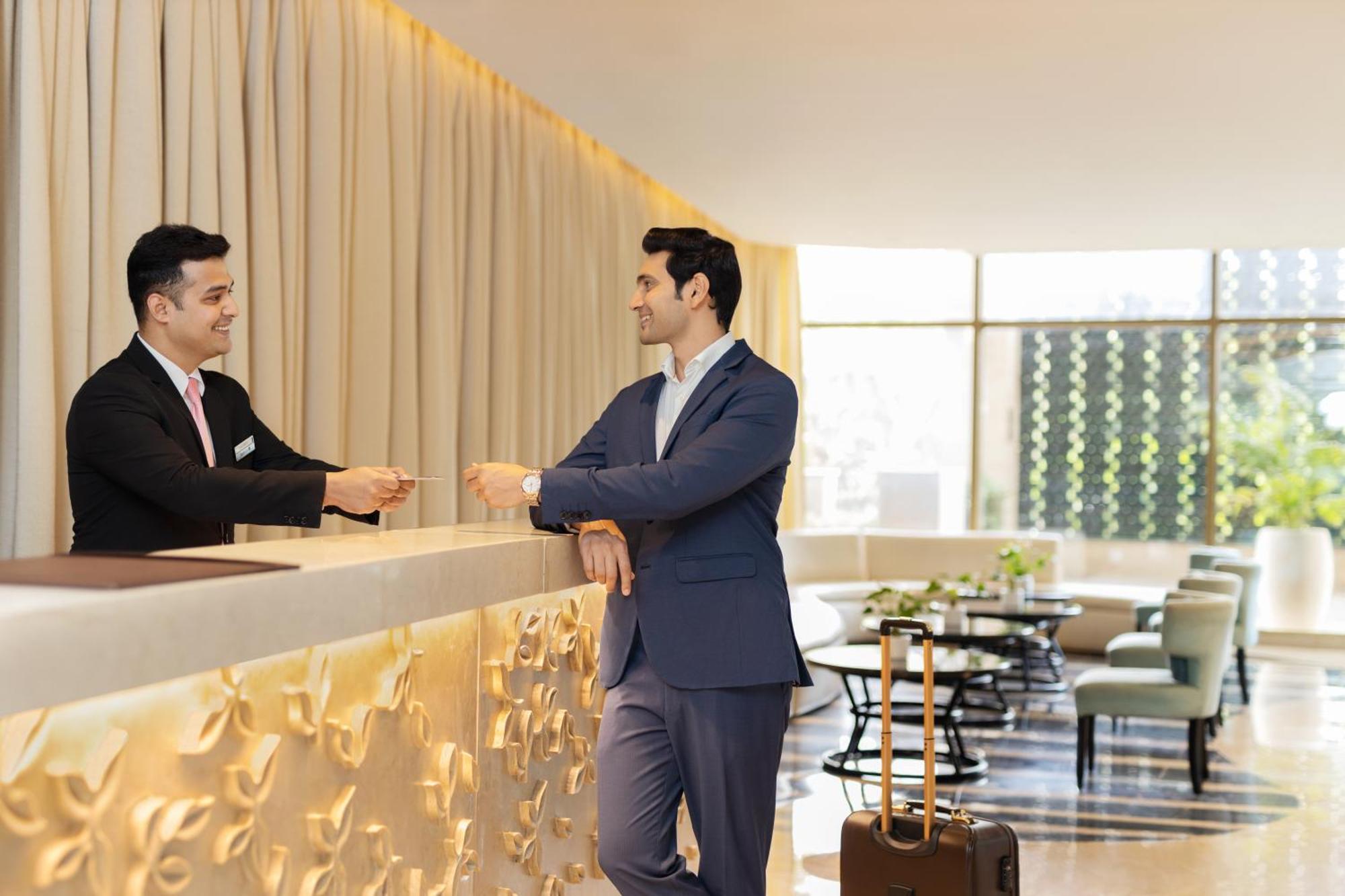 โรงแรมเรดิสันบลู นิวเดลี ทวาร์กา ภายนอก รูปภาพ A guest checking in at a hotel