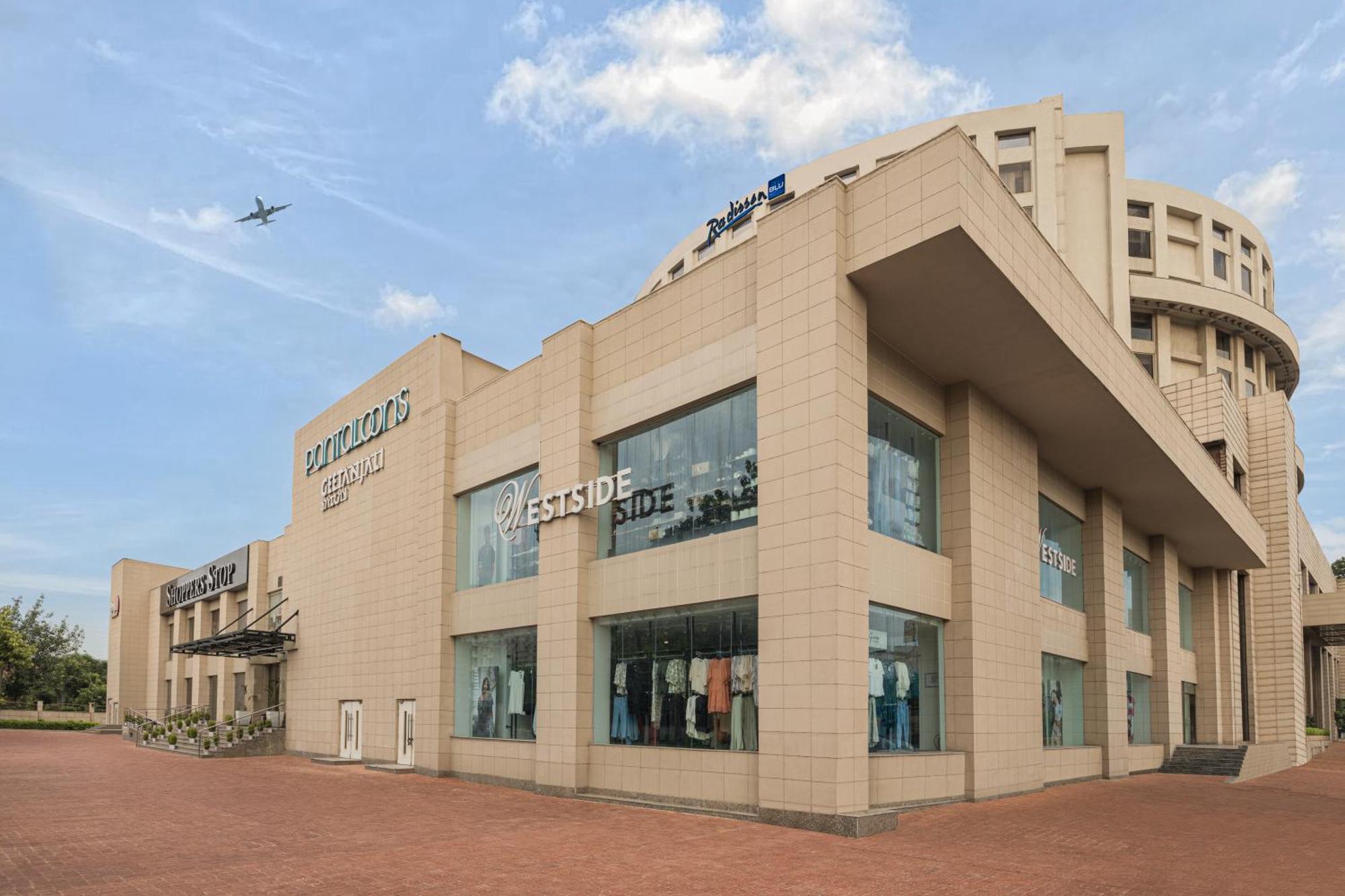 โรงแรมเรดิสันบลู นิวเดลี ทวาร์กา ภายนอก รูปภาพ Westside, a lifestyle retail store in India