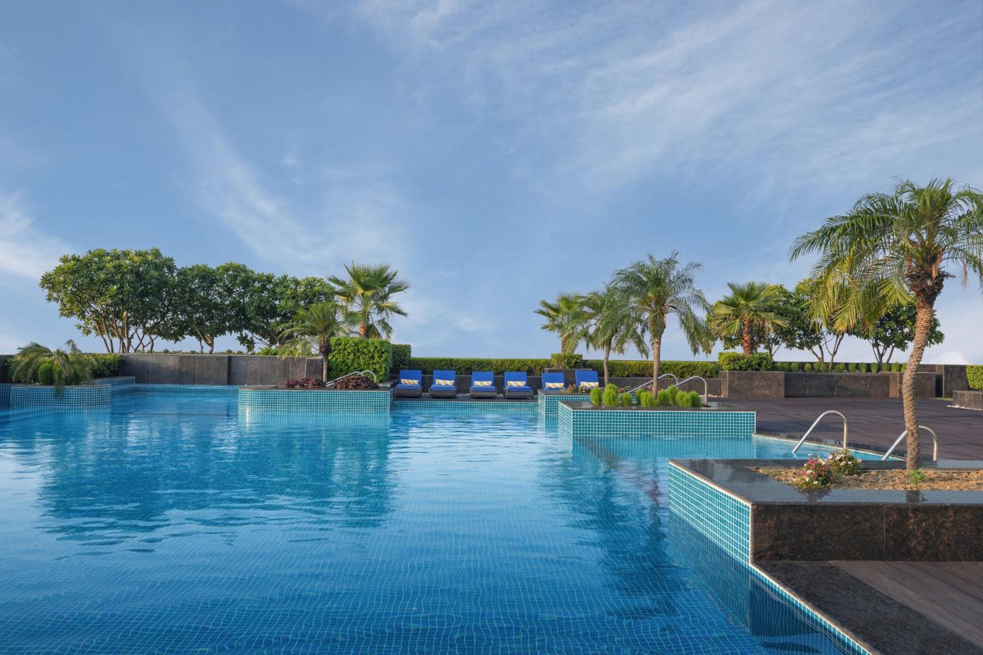 โรงแรมเรดิสันบลู นิวเดลี ทวาร์กา ภายนอก รูปภาพ The swimming pool at the hotel