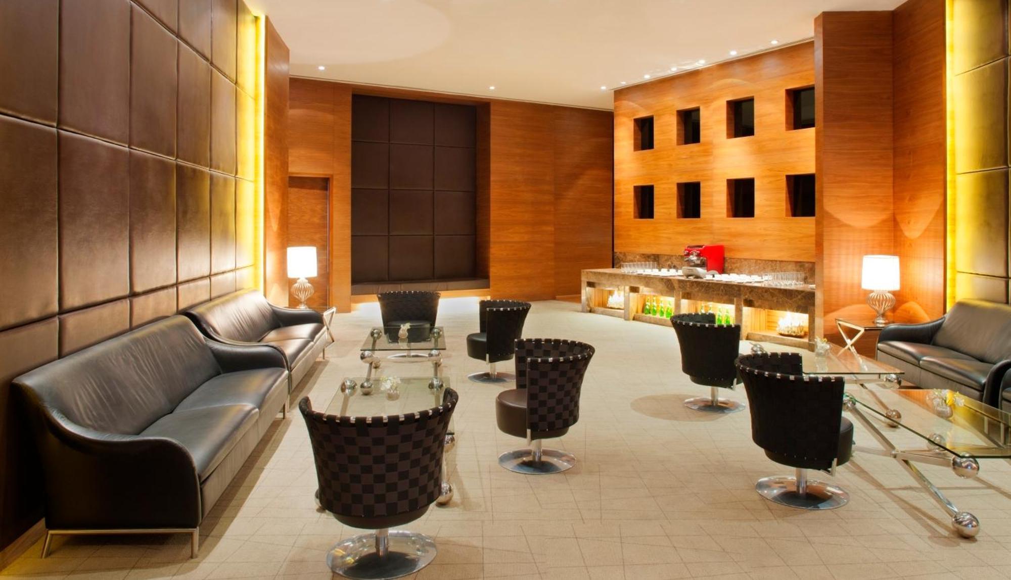 โรงแรมเรดิสันบลู นิวเดลี ทวาร์กา ภายนอก รูปภาพ The lounge at the airport