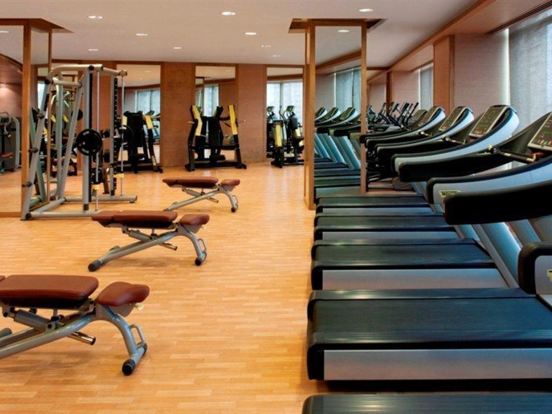 โรงแรมเรดิสันบลู นิวเดลี ทวาร์กา ภายนอก รูปภาพ A gym at a hotel